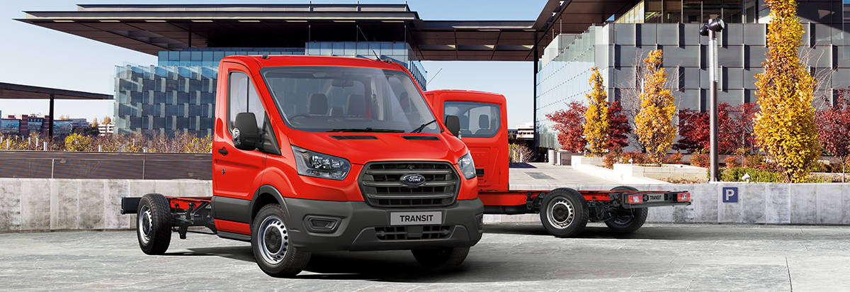 Roter Ford Transit, Lieferwagen, vor modernem Gebäude, mit leeren Laderaum, auf dem Parkplatz.